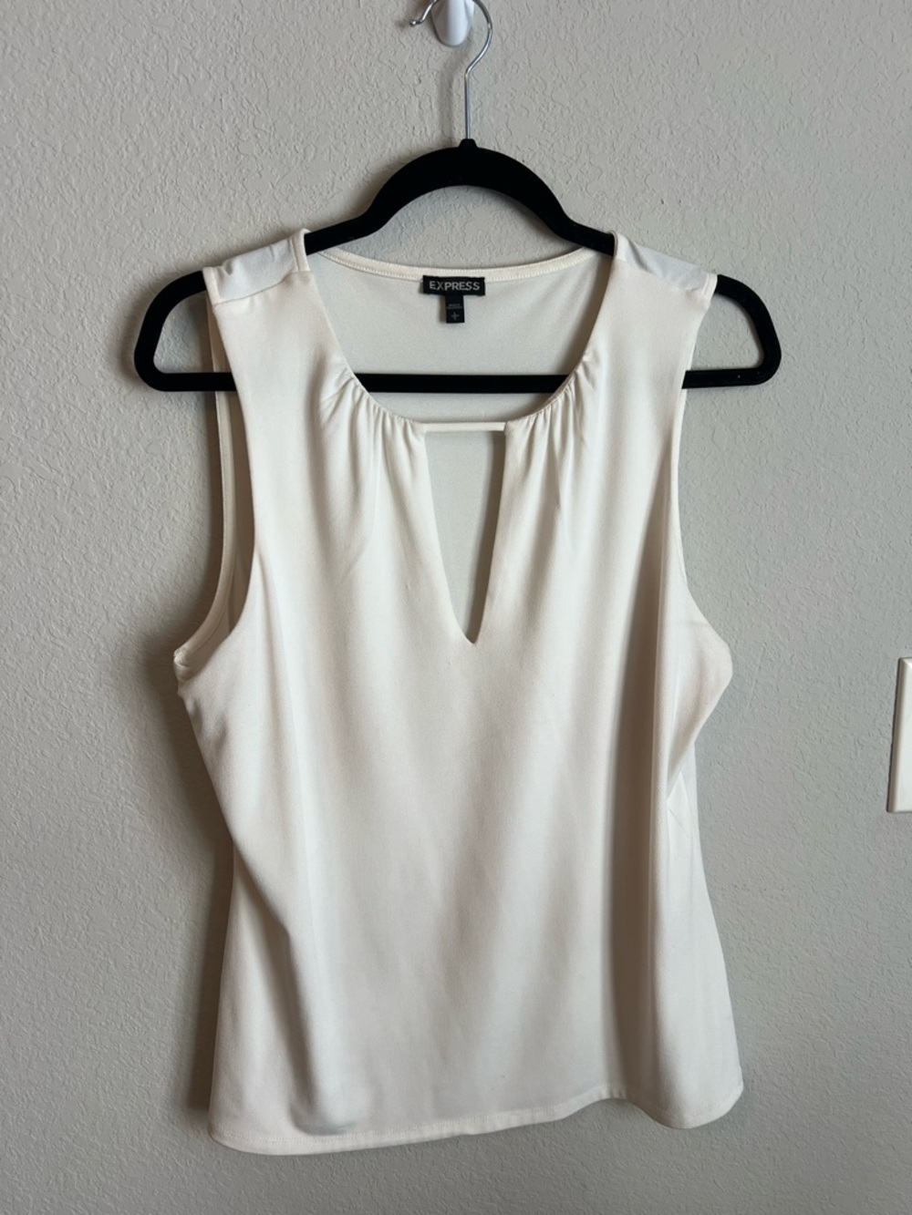 Express Sleeveless Keyhole Blouse – Ivory (Large)